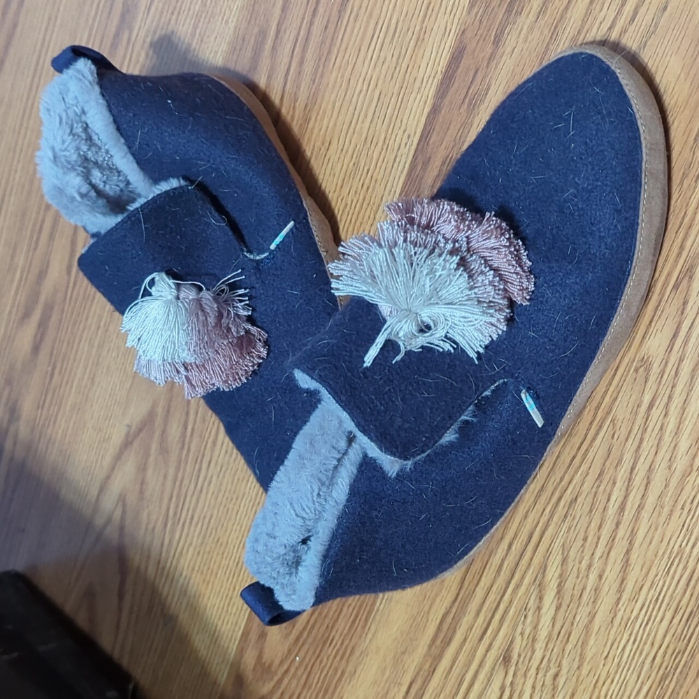 Slippers - Picture 2 of 3